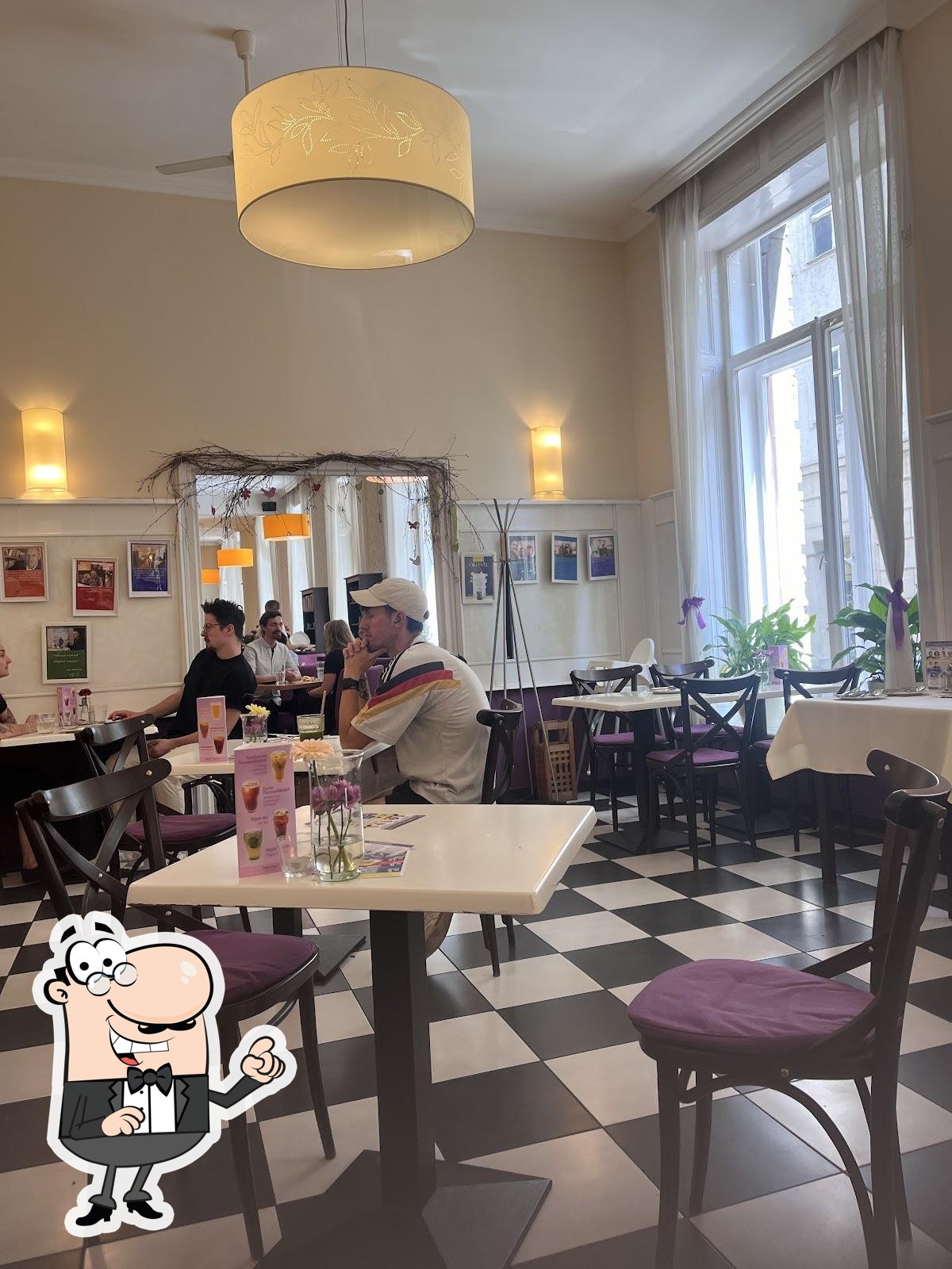 Посмотрите на внутренний интерьер "Napfényes Restaurant and Confectionery".