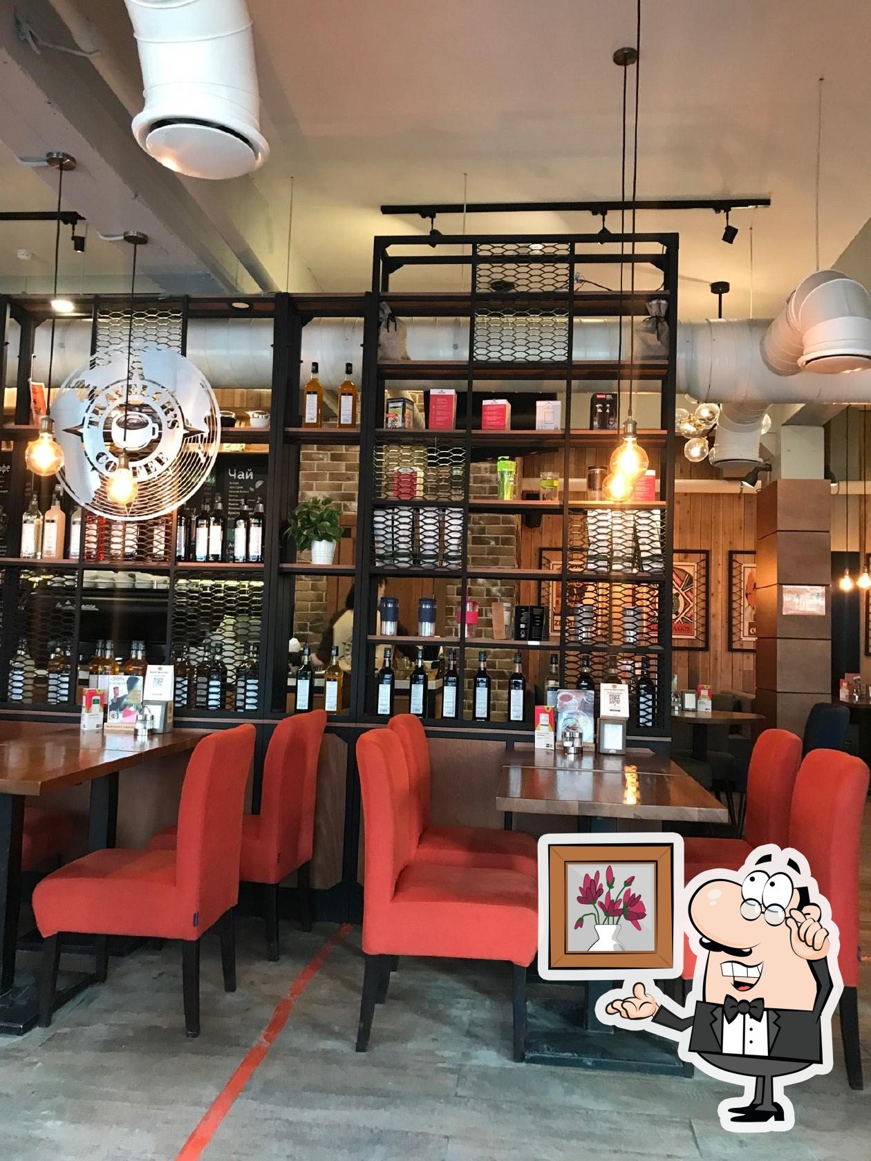 Посмотрите на внутренний интерьер "Traveler's Coffee".