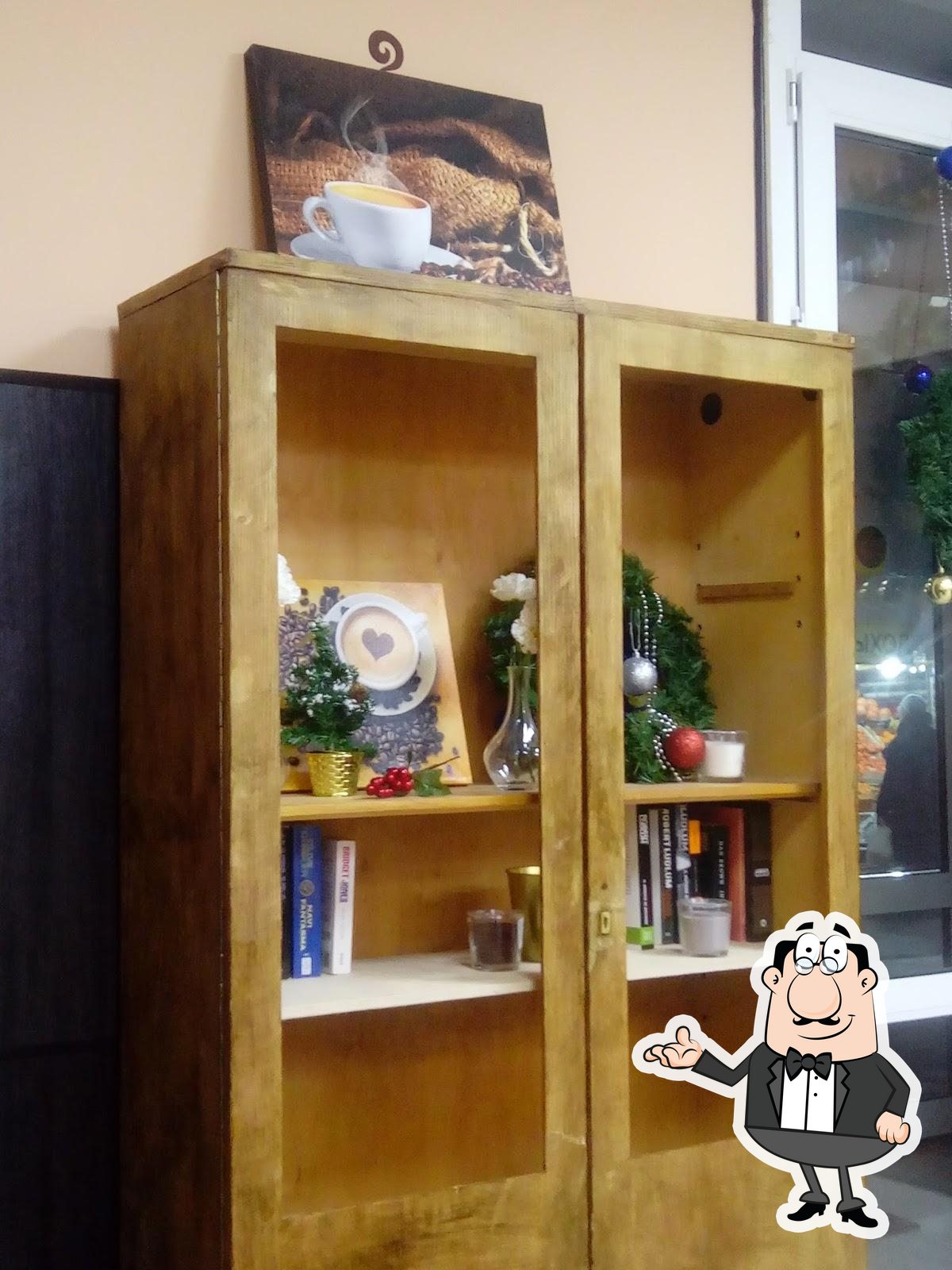 Посмотрите на внутренний интерьер "Pausa caffe".