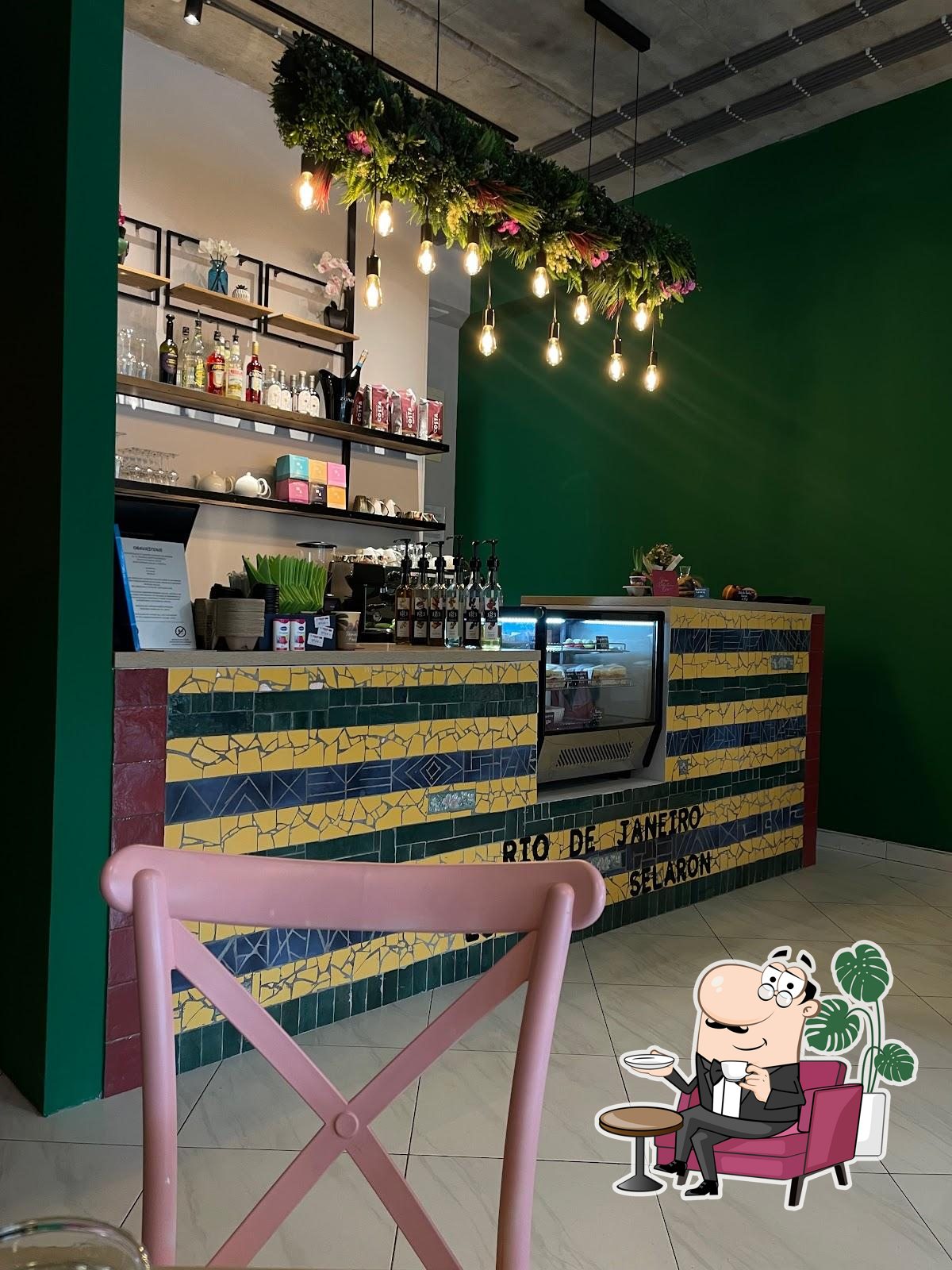 Посмотрите на внутренний интерьер "Corcovado Cafe".