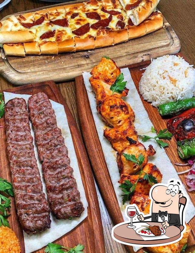 Отведайте мясные блюда из меню.