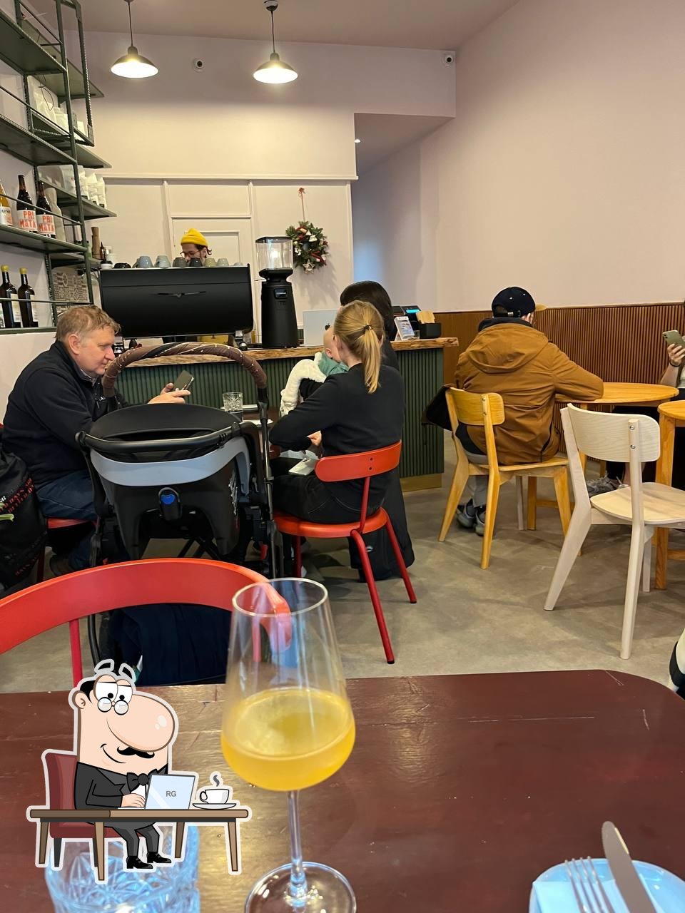 Забронируйте столик в "DOM - Specialty Coffee & Brunch / Evening Sharing Plates & Drinks".