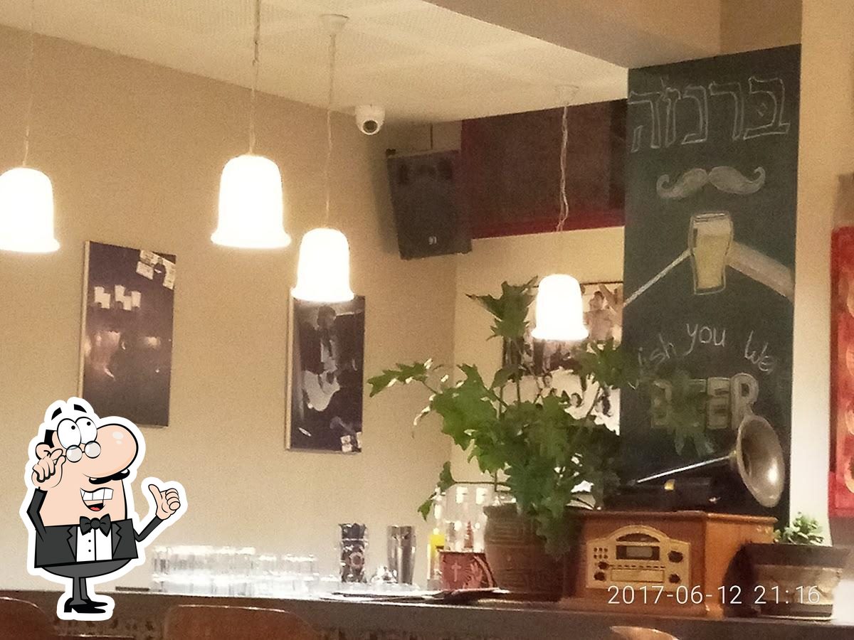 Посмотрите на внутренний интерьер "Branja Restaurant".