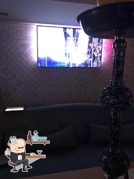 Посмотрите на внутренний интерьер "Grammy’s".