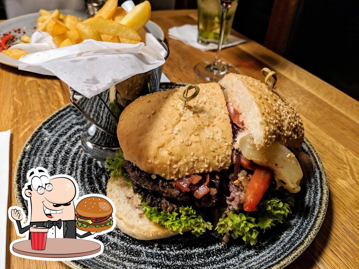 Побалуйте себя гамбургером в "Moo Moo Steak & Burger Club".