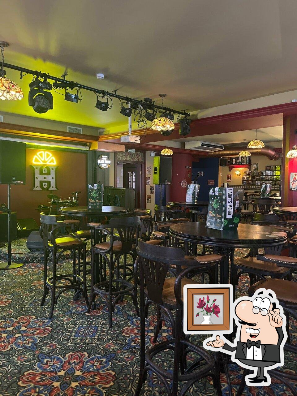 Посмотрите на внутренний интерьер "Harat’s pub".