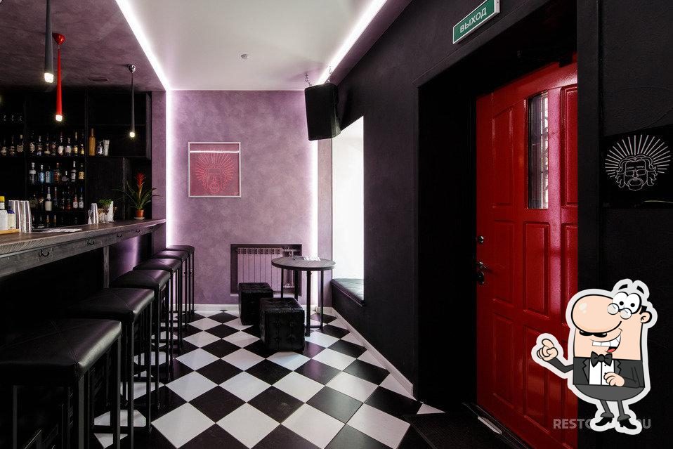 Посмотрите, как "Dude'sbar" выглядит снаружи.