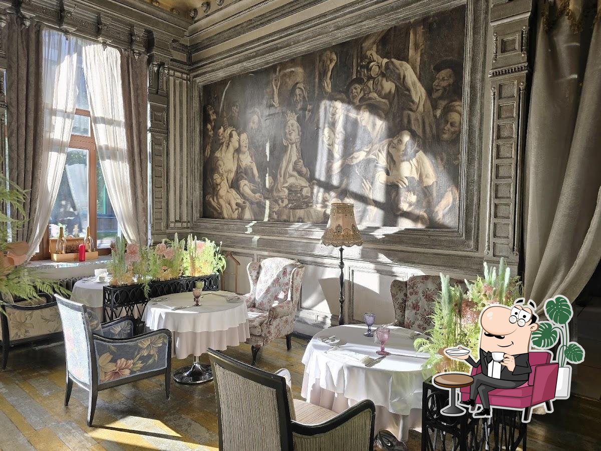 Посмотрите на внутренний интерьер "Паризьен".