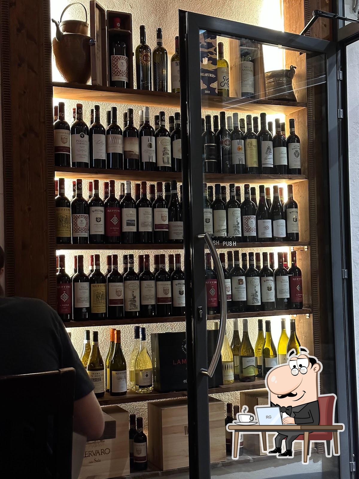 Посмотрите на внутренний интерьер "Cantinetta delle Terme".