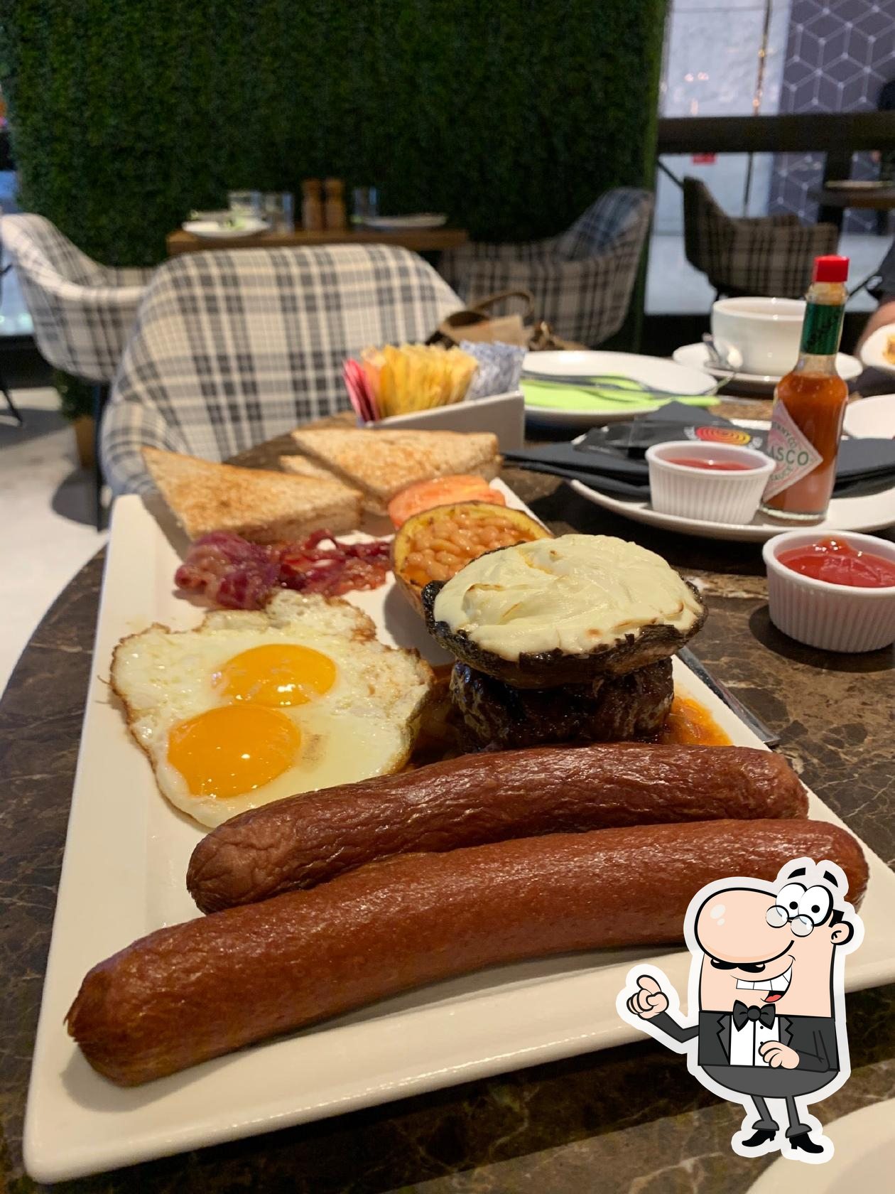 Посмотрите на внутренний интерьер "Hurricane’s Grill Dubai Mall".