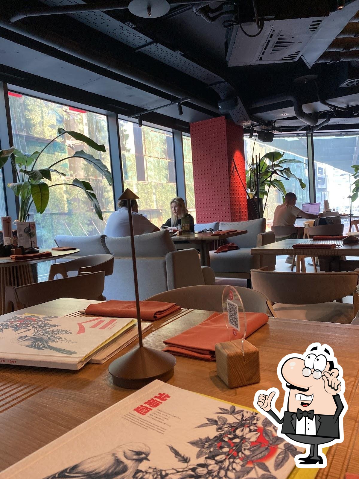 Посмотрите на внутренний интерьер "Тануки".