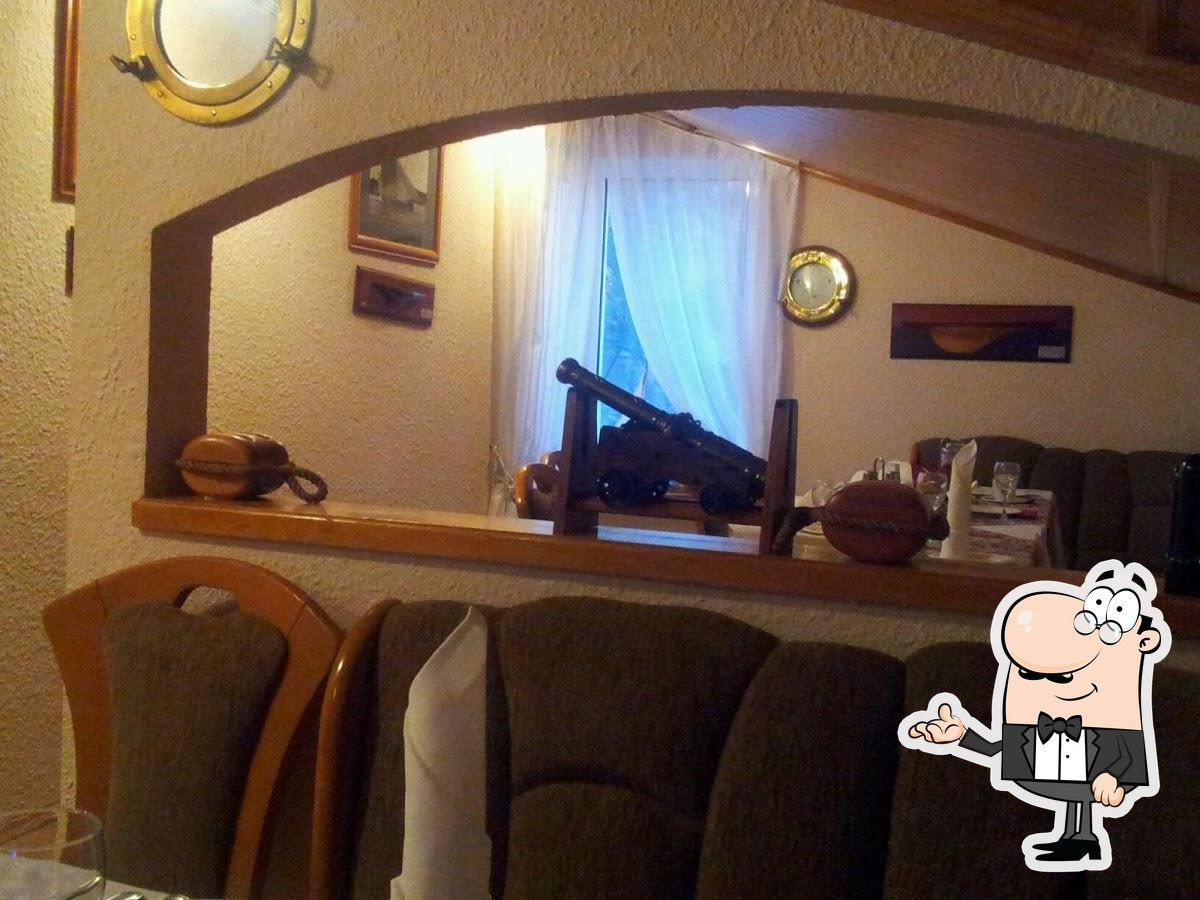 Забронируйте столик в "Семь футов".