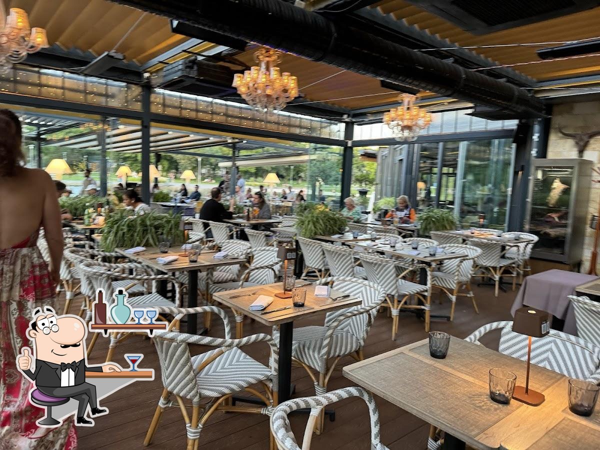 Забронируйте столик в "Robinson Restaurant".
