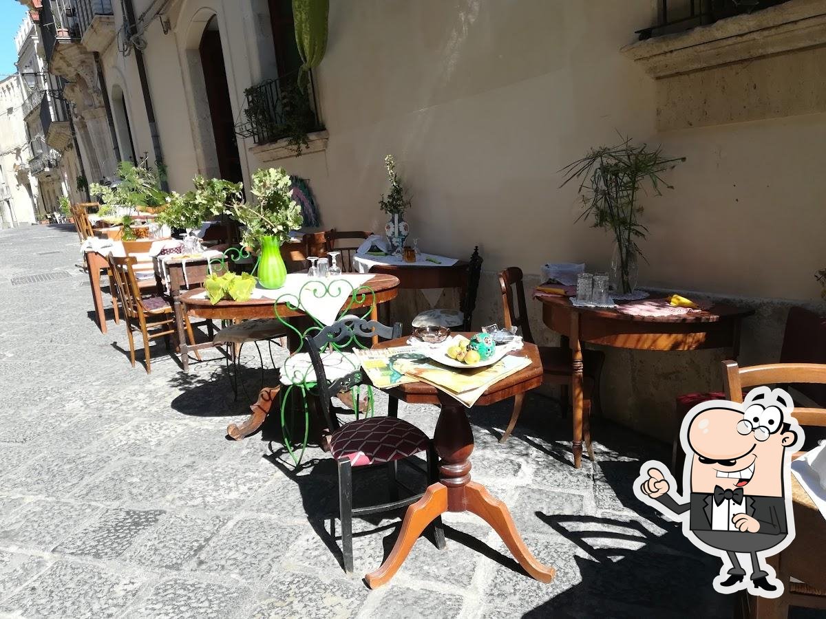 Посмотрите на внутренний интерьер "Spizzica Al Vecchio Lavatoio".