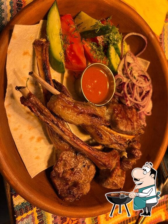 "Жарим по-грузински" предлагает мясные блюда.