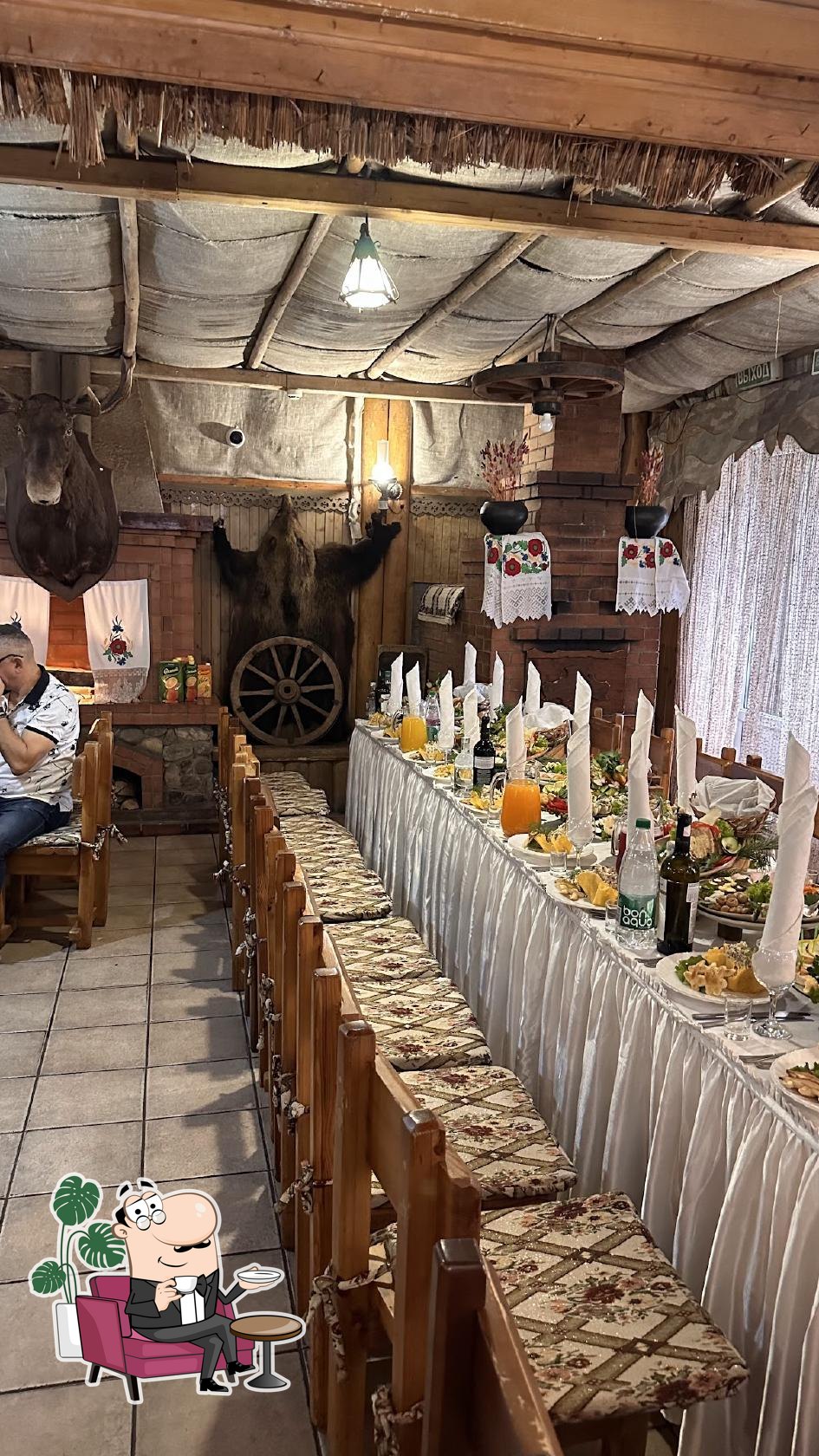 Посмотрите на внутренний интерьер "Трактир на Парковой".