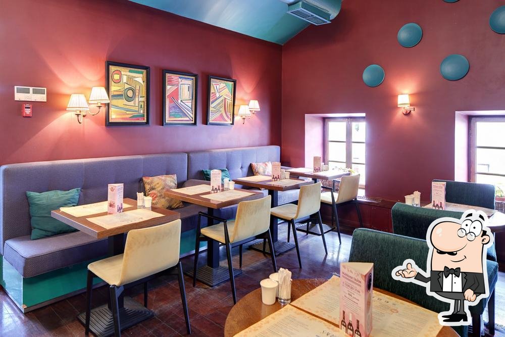 Забронируйте столик в "Saperavi Cafe".