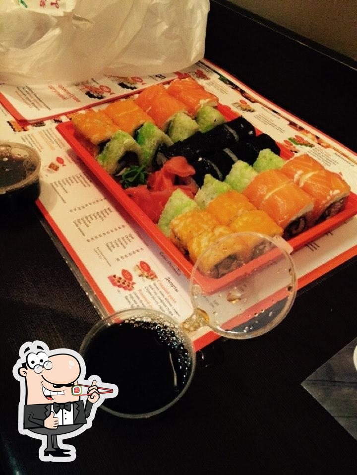В "Суши Wok" вы можете попробовать суши.