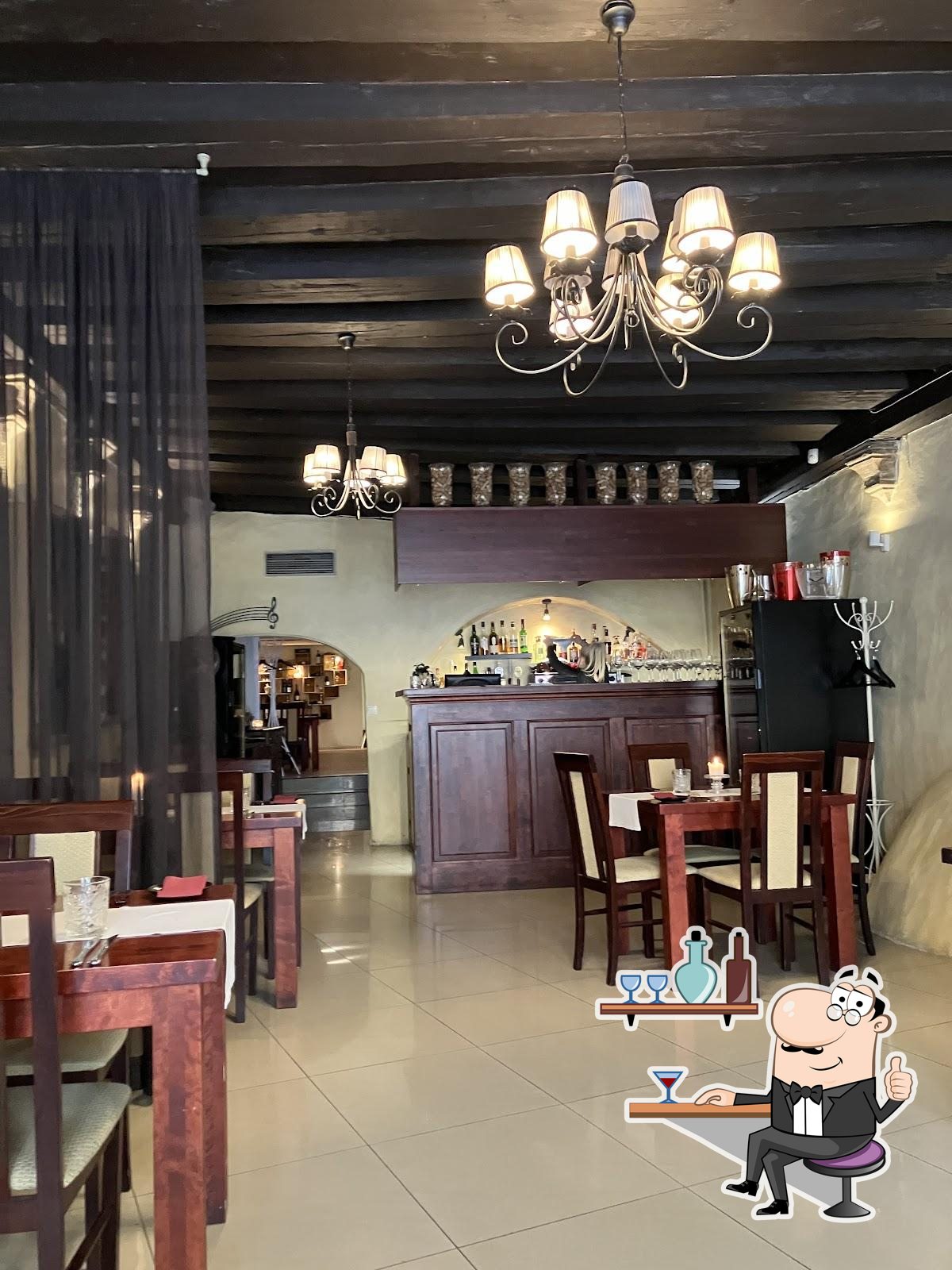 Посмотрите на внутренний интерьер "Restoran Spot".