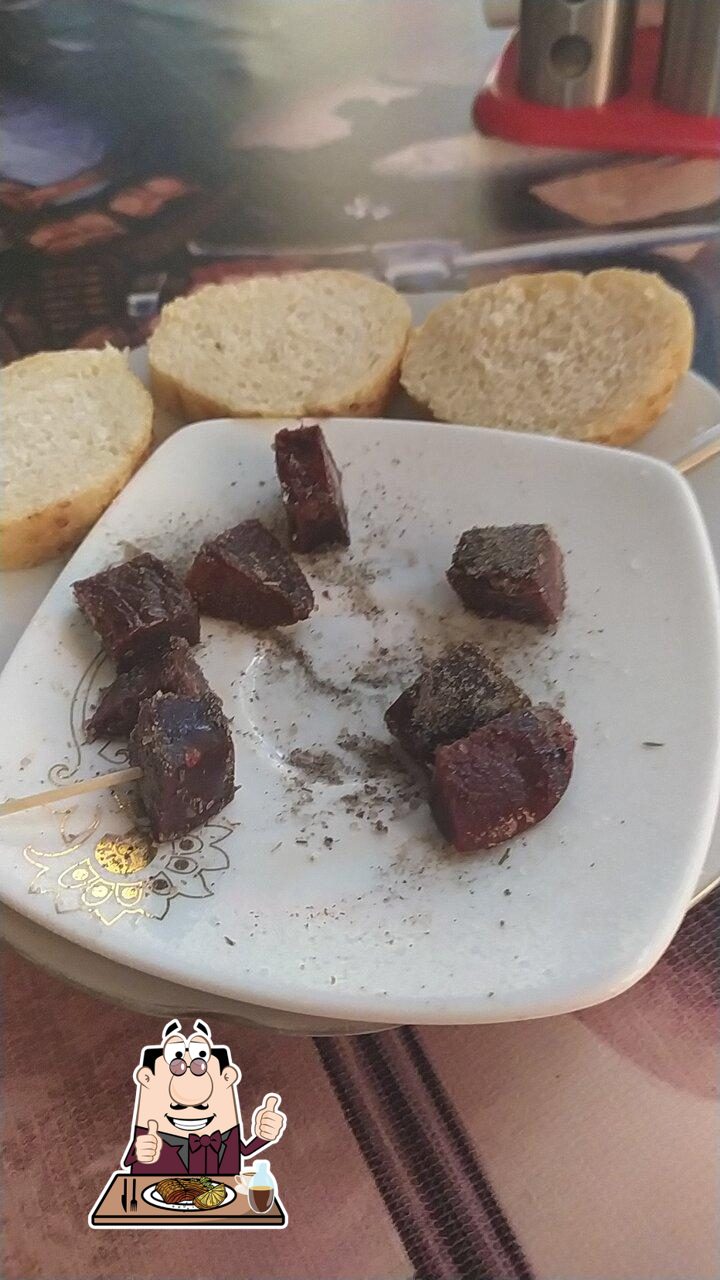 Здесь большой ассортимент блюд для любителей мяса.