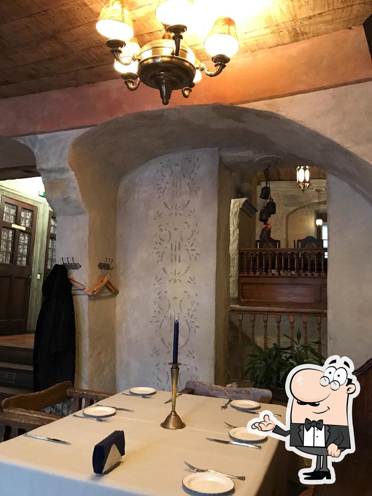 Посмотрите на внутренний интерьер "Restaurant Zilā Govs".