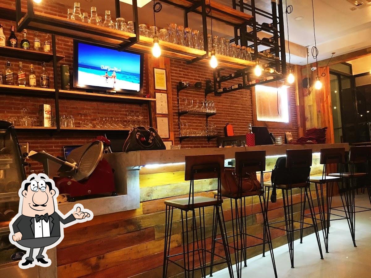 Забронируйте столик в "Marco's".