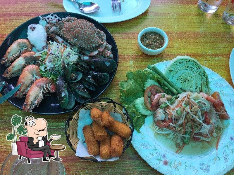 Посмотрите на внутренний интерьер "Wanpen Restaurant".