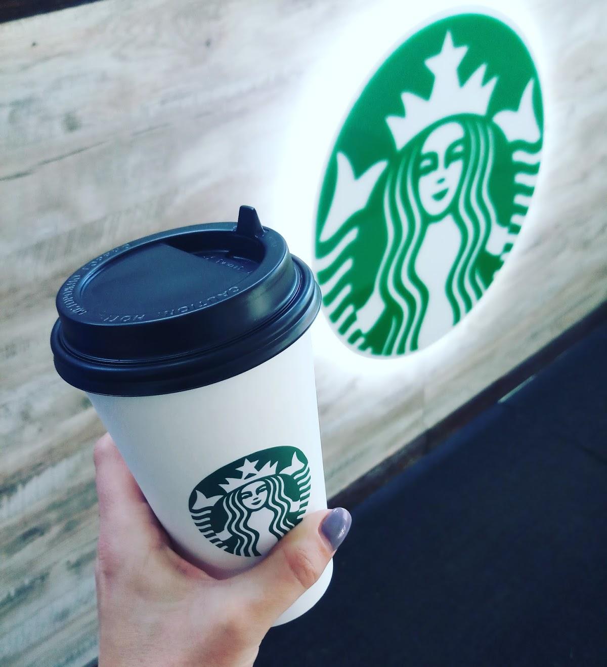 "Starbuck's" имеет свой логотип.