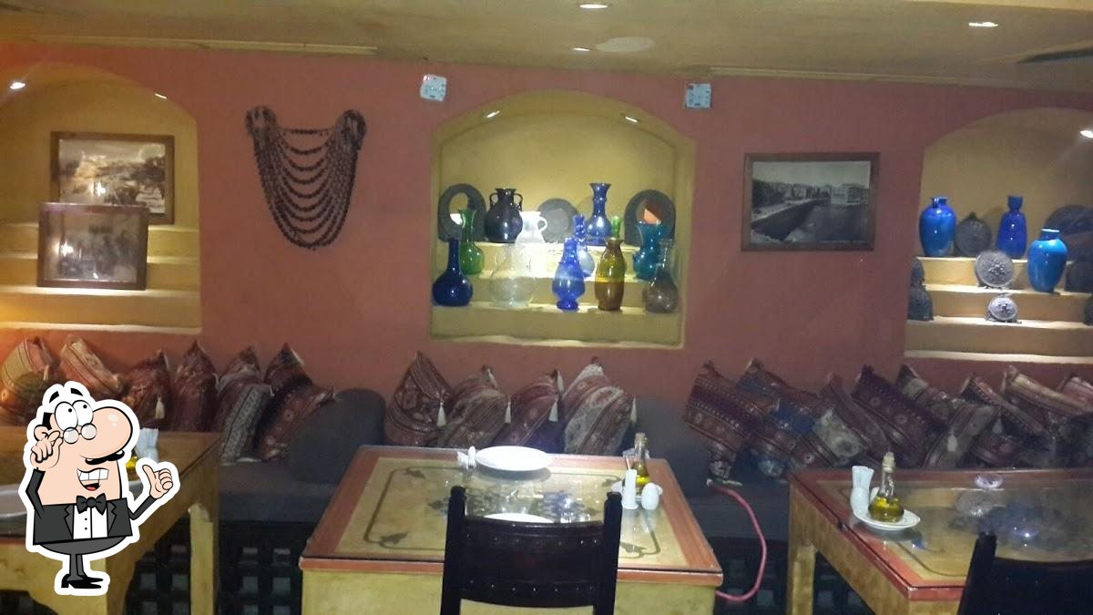 Посмотрите на внутренний интерьер "Taboula Lebanese Restaurant".