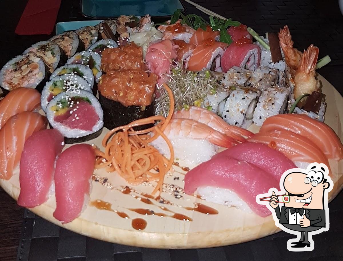 В "Sushi House Radość - Japanese Restaurant" попробуйте суши и роллы.