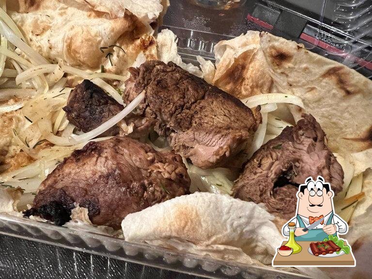 Здесь большой ассортимент мясных блюд.