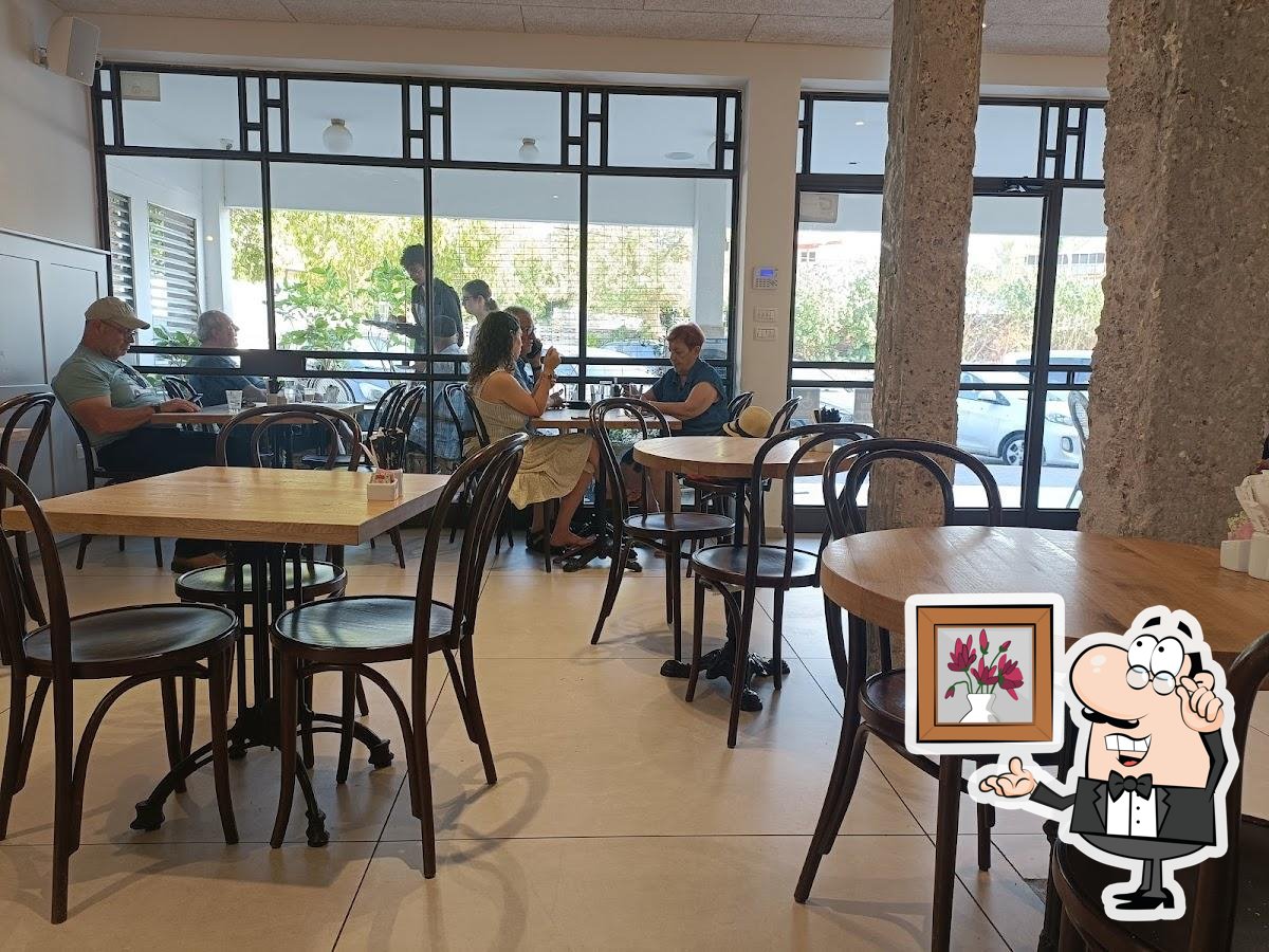 Посмотрите на внутренний интерьер "Uga Chaga Bakery Eilat".