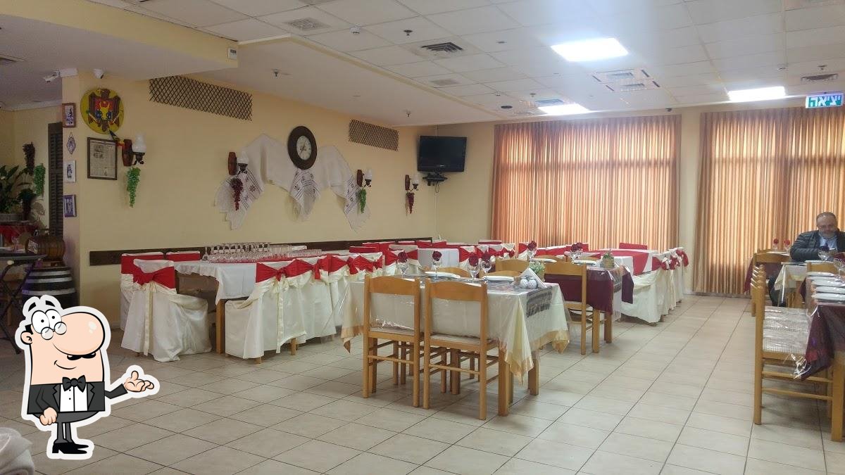 Посмотрите на внутренний интерьер "Basarabiya Restaurant".