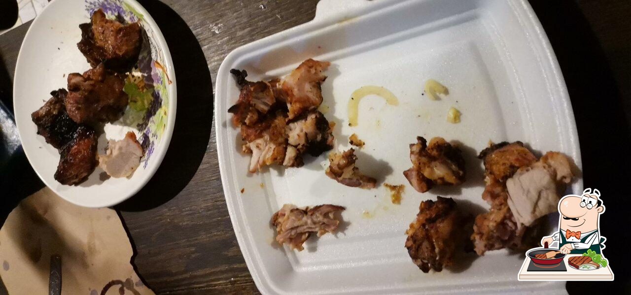 Отведайте мясные блюда из меню.