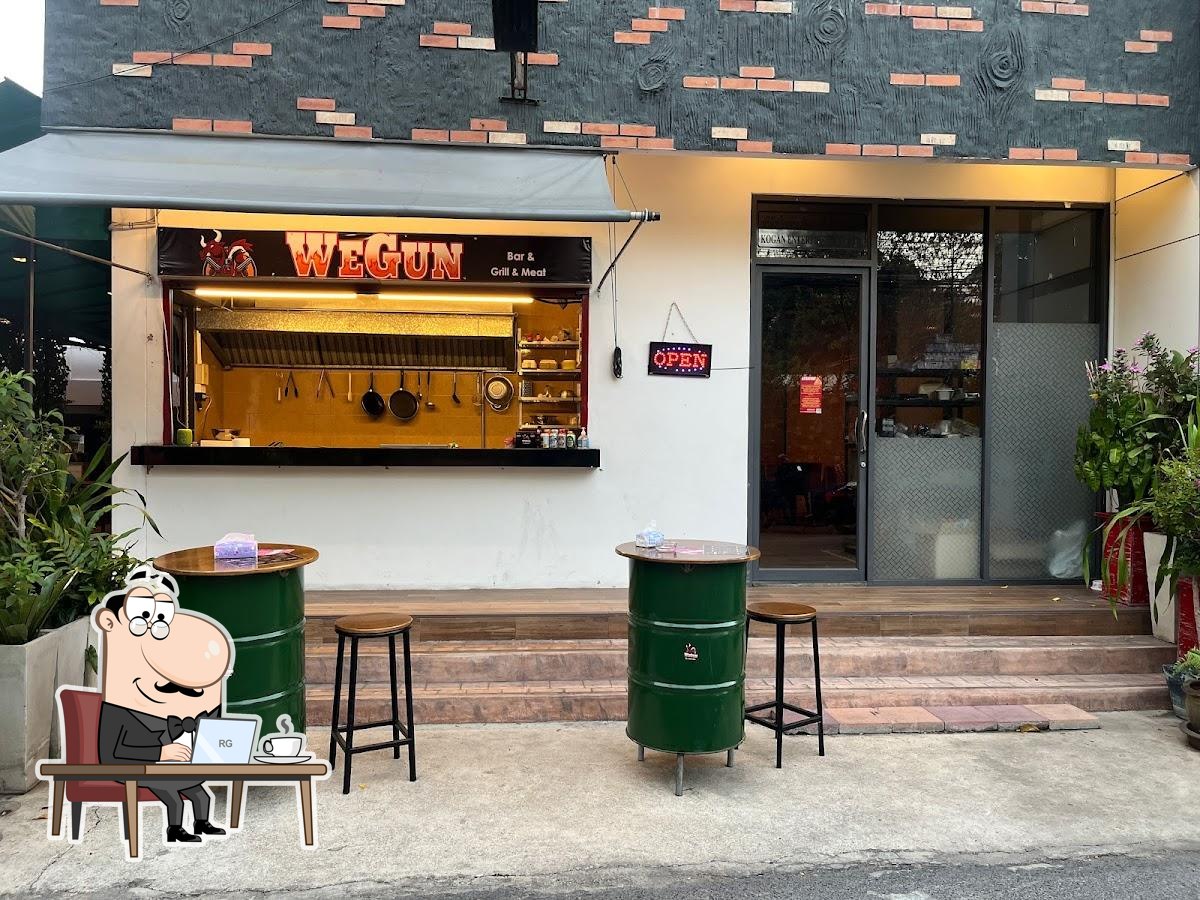 Забронируйте столик в "WeGun Bar & Grill Гриль Бар и ресторан в Паттайе".