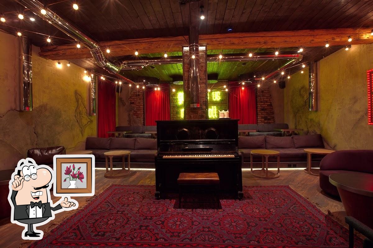 Посмотрите на внутренний интерьер "HookahPlace RockStar".