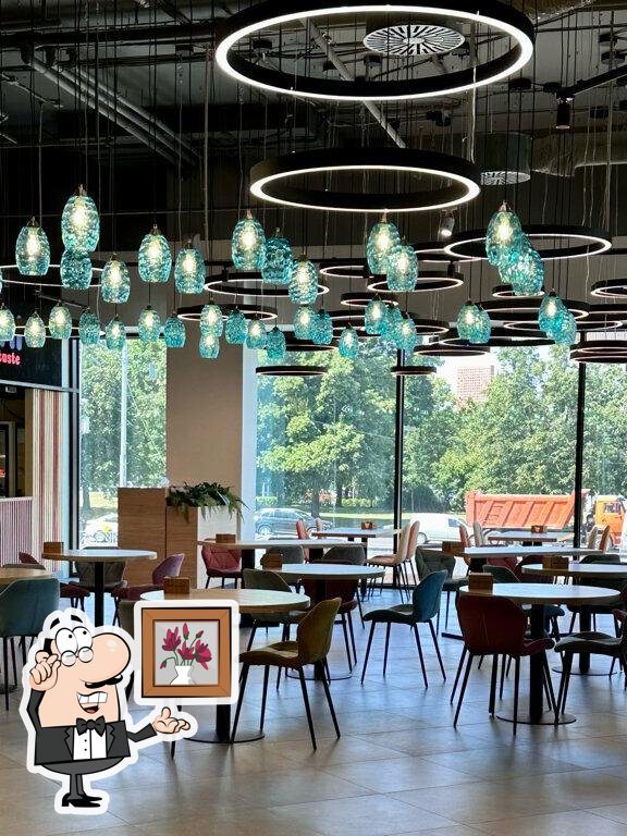 Забронируйте столик в "Brew & Vibe".