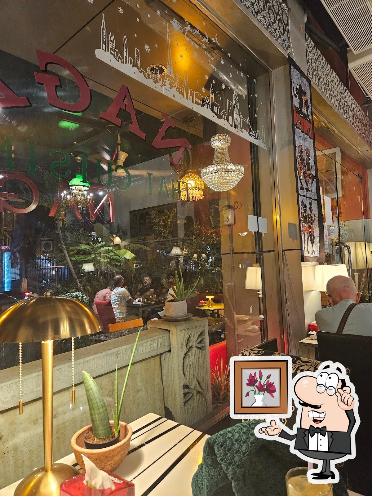 Забронируйте столик в "Naga Cafe".