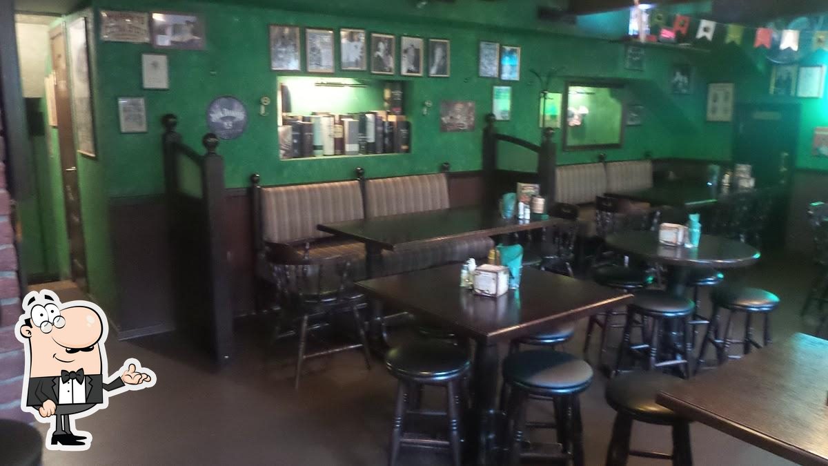 Посмотрите на внутренний интерьер "Finnegan's".