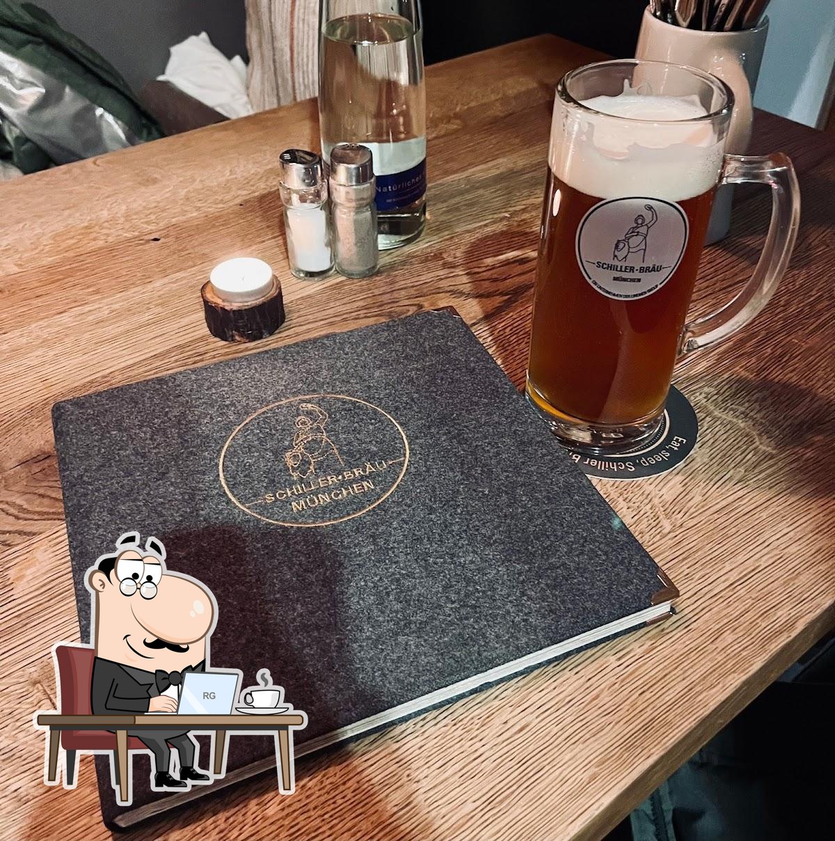 Посмотрите на внутренний интерьер "Schiller Bavarian Beerhouse".