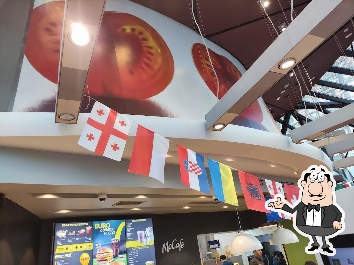 Интерьер "McDonald's".
