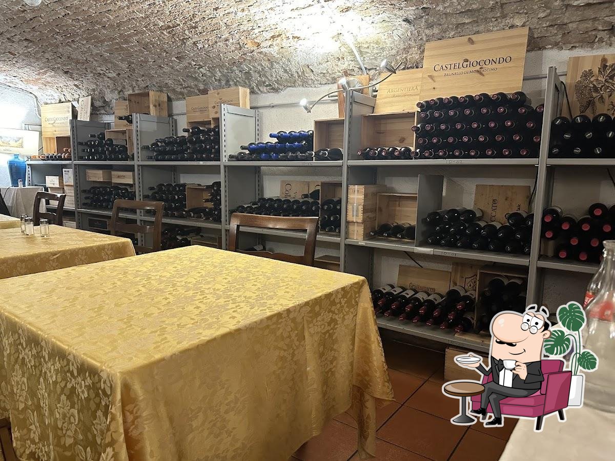 Посмотрите на внутренний интерьер "L'Osteria di Giovanni".