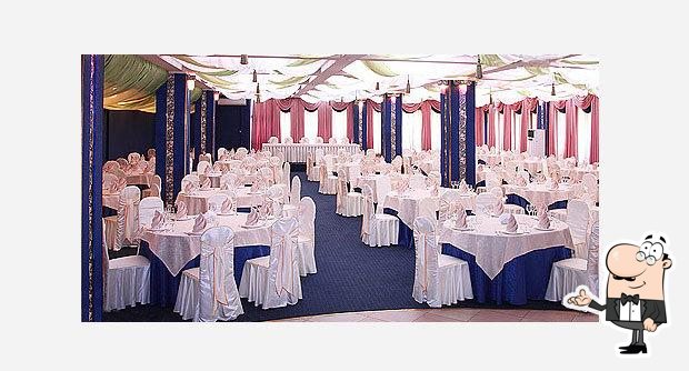 Посмотрите на внутренний интерьер "Тануки".