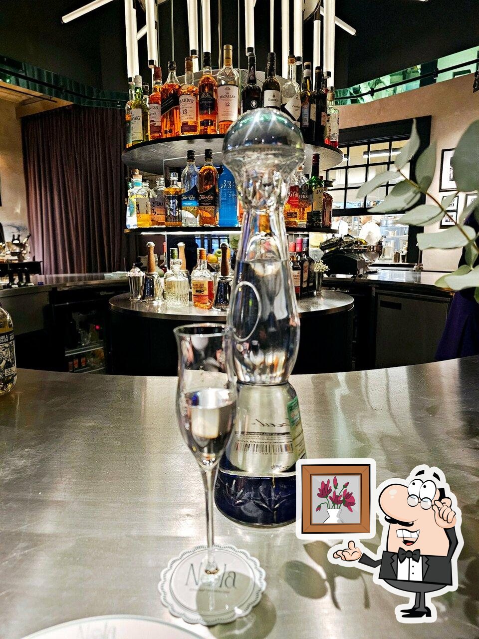 Посмотрите на внутренний интерьер "Nola Jazz Bar".
