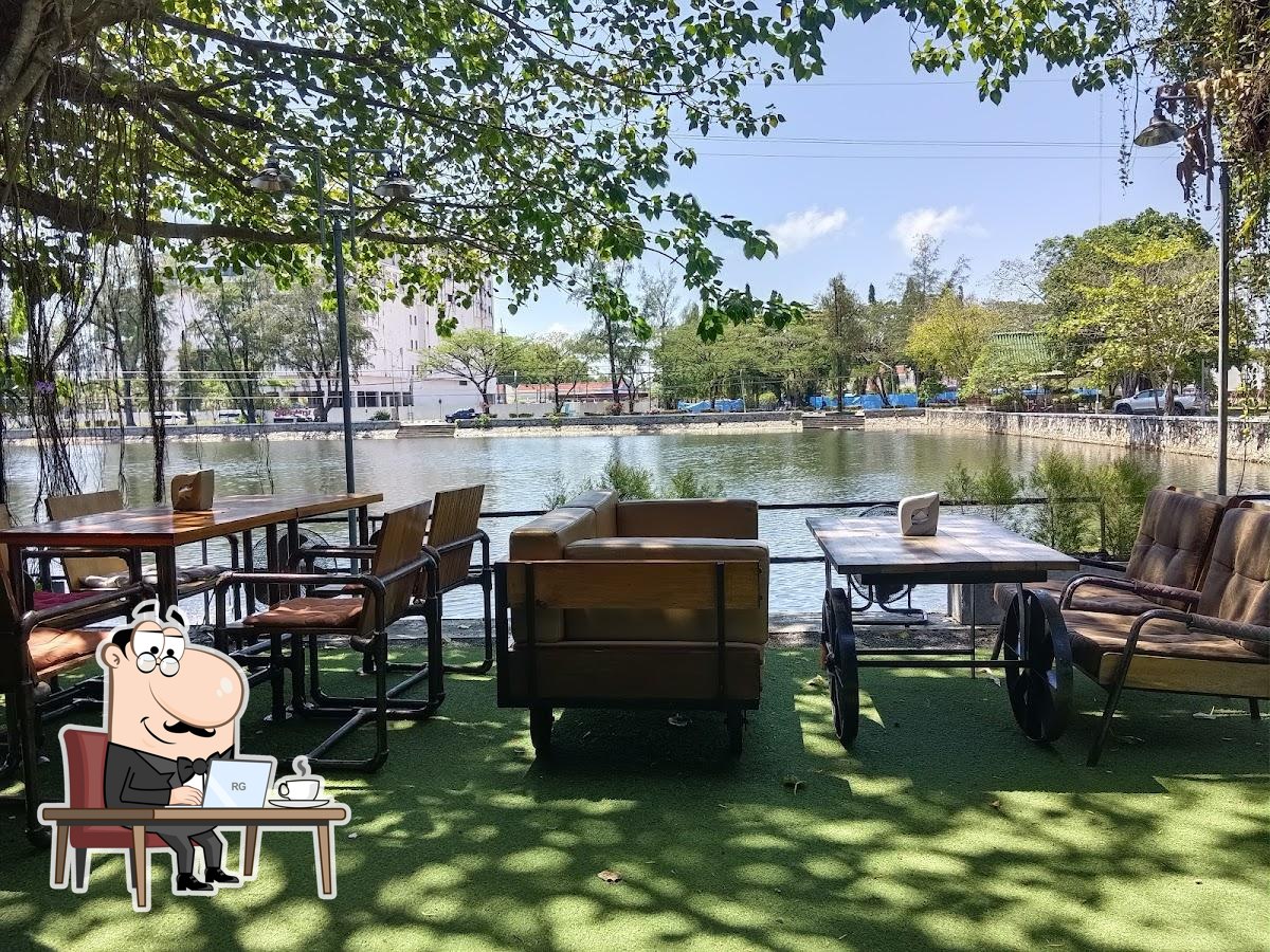 Посмотрите на внутренний интерьер "Gluay Nam Wah Restaurant".