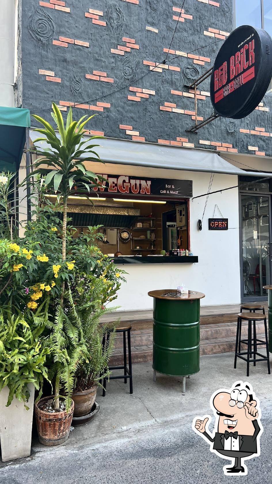 Забронируйте столик в "WeGun Bar & Grill Гриль Бар и ресторан в Паттайе".