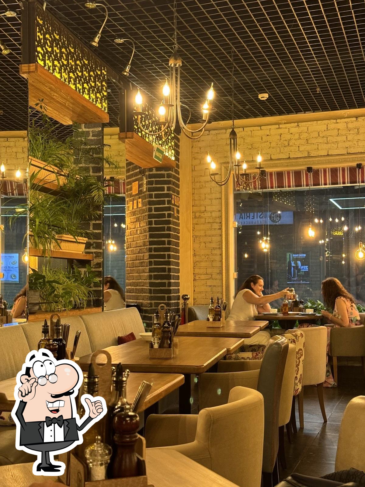 Посмотрите на внутренний интерьер "Osteria Mario".