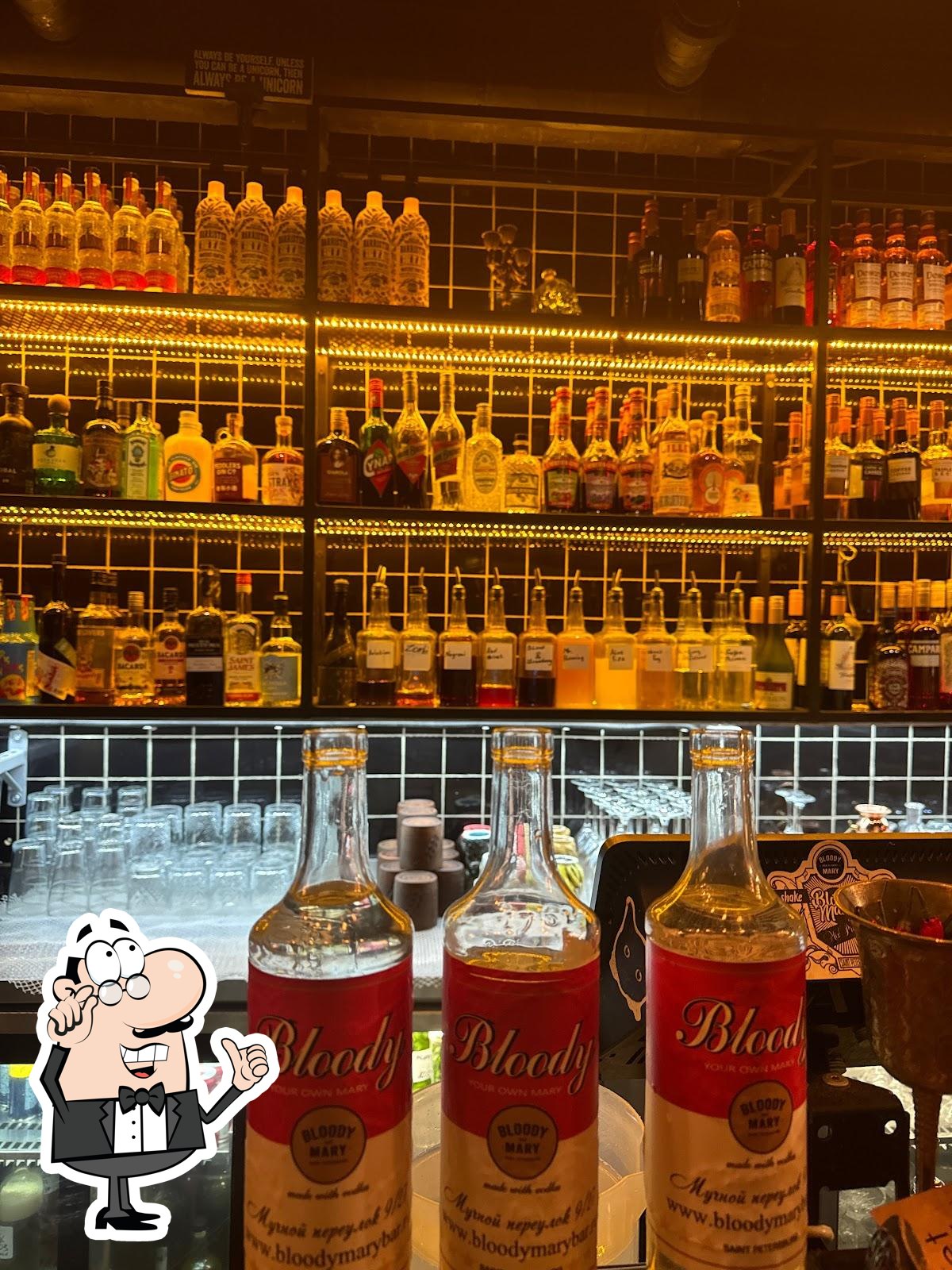 Посмотрите на внутренний интерьер "Bloody Mary Bar & Grill".