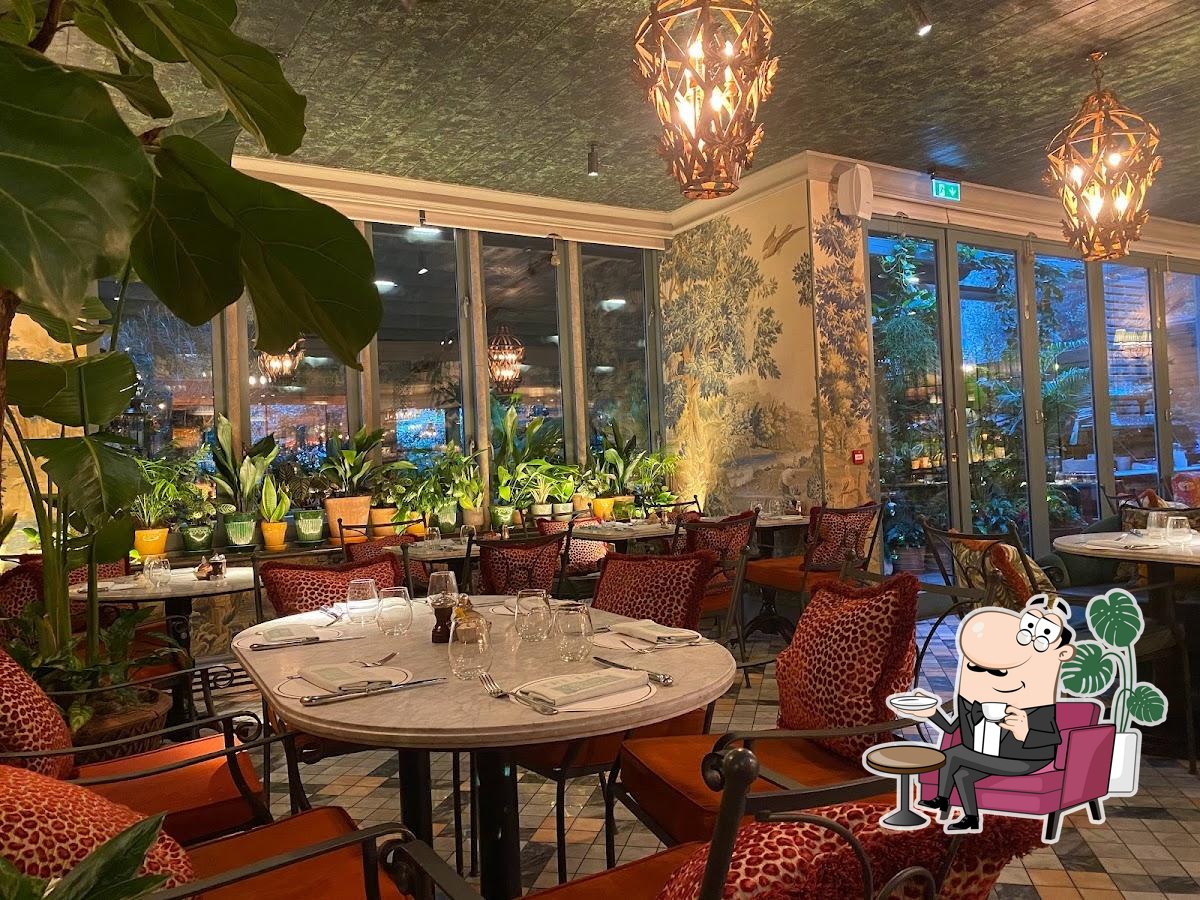 Забронируйте столик в "The Ivy Chelsea Garden".