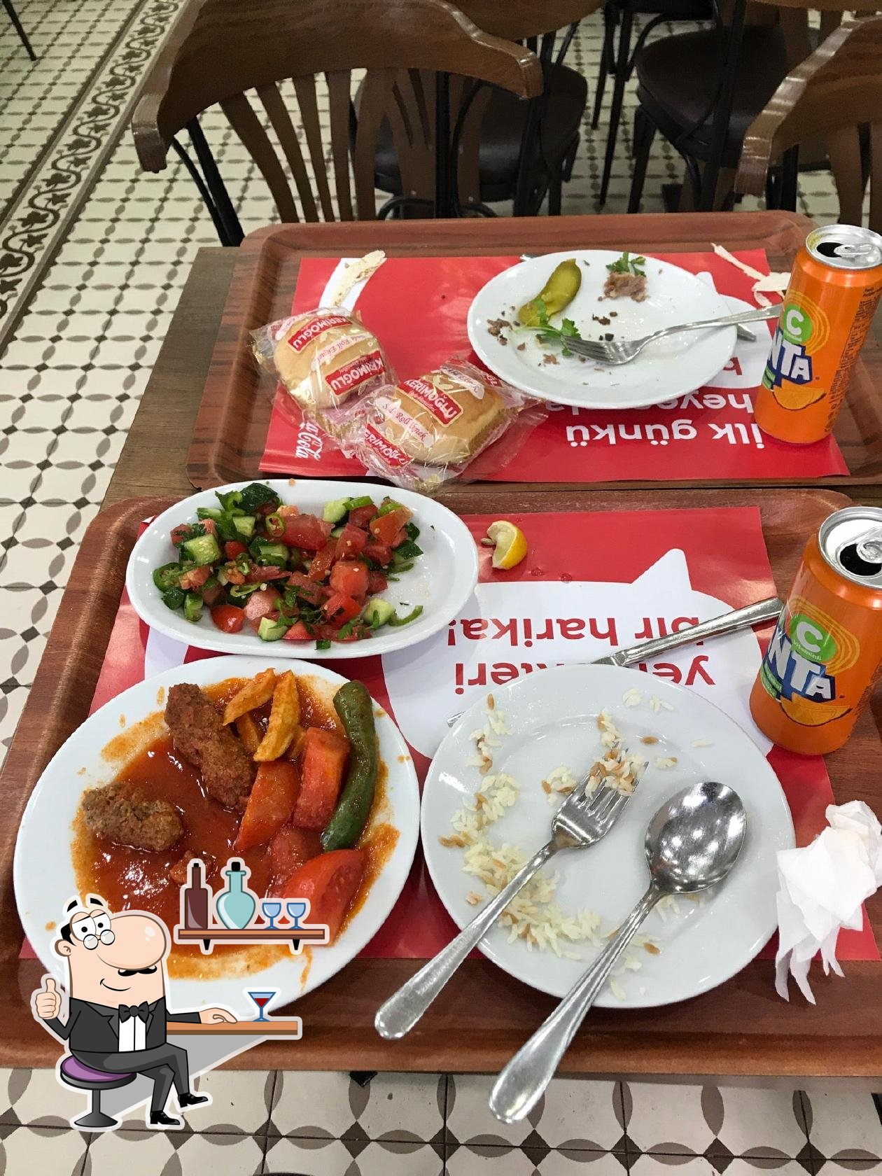 Посмотрите на внутренний интерьер "Beyoğlu Halk Döner Restaurant".